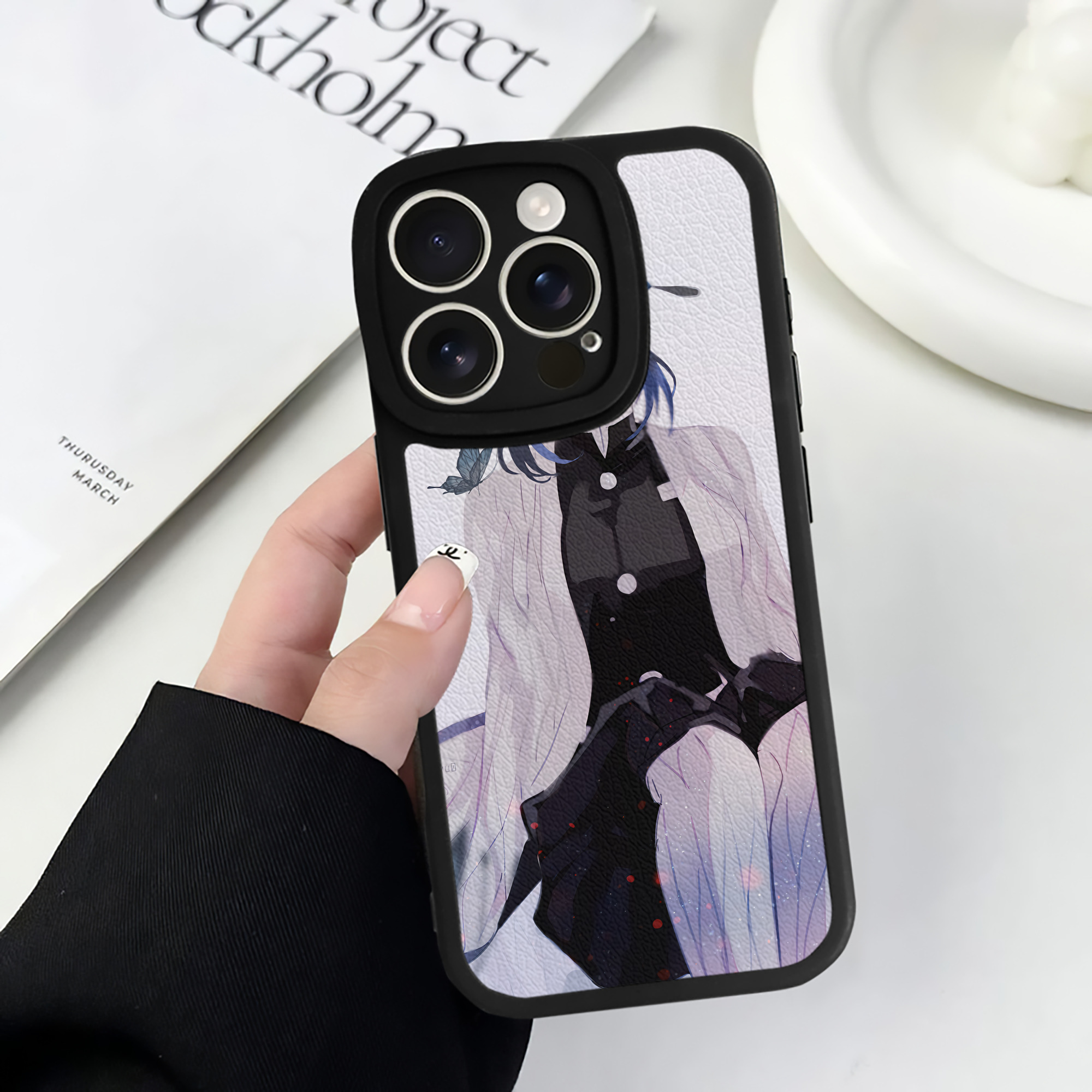 （画像用） 鬼滅の刃（きめつのやいば）蟲柱-胡蝶 しのぶ／こちょう しのぶ Kochou Shinobu 【iPhone 16シリーズ対応】シリコンスマホケース（レザー調） 材質：シリコン